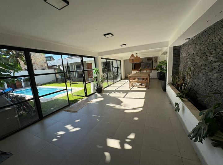 Casa · 230m² · 7 Ambientes · 1 Cochera