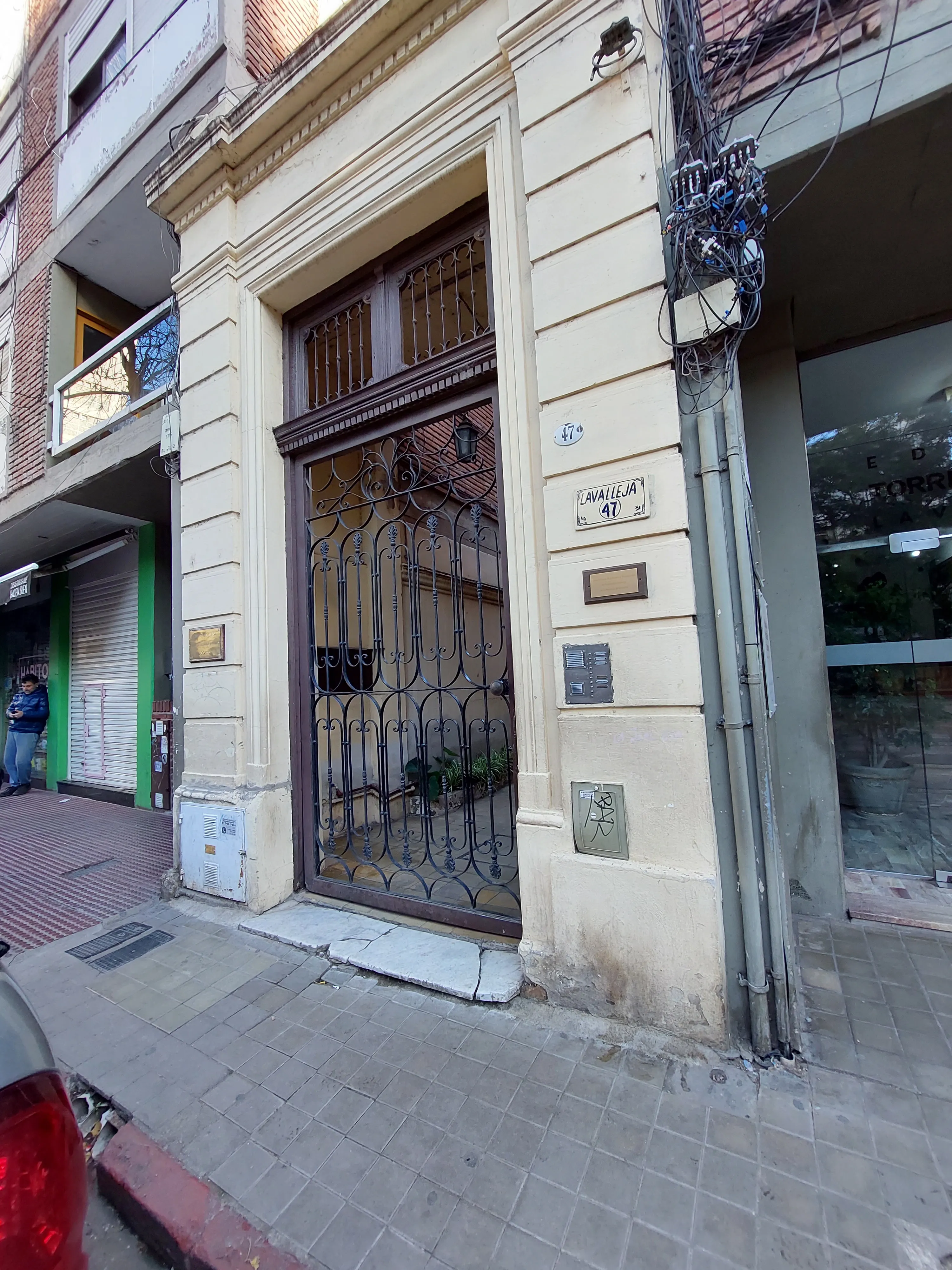 CENTRO OFICINA SOBRE LAVALLEJA 160 M2 CON 5 PRIVADOS Y 2 BAÑOS