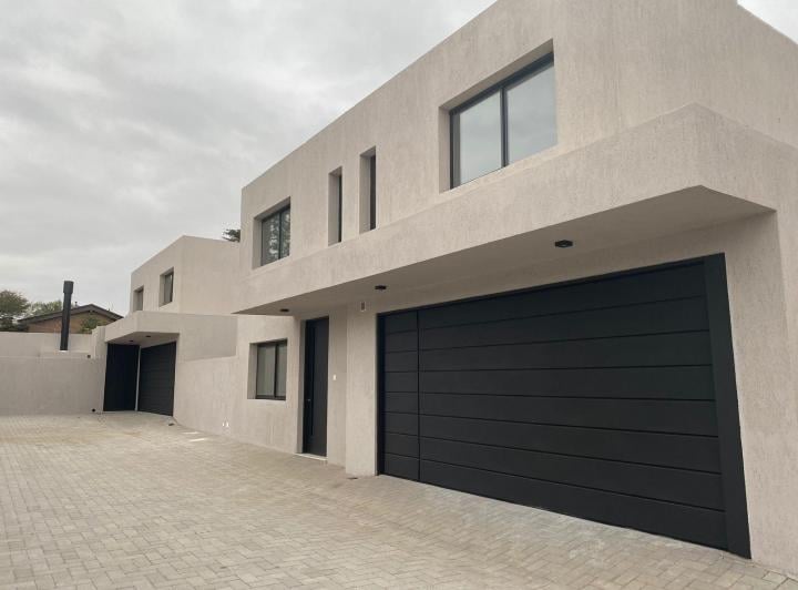 Casa · 180m² · 4 Ambientes · 2 Cocheras