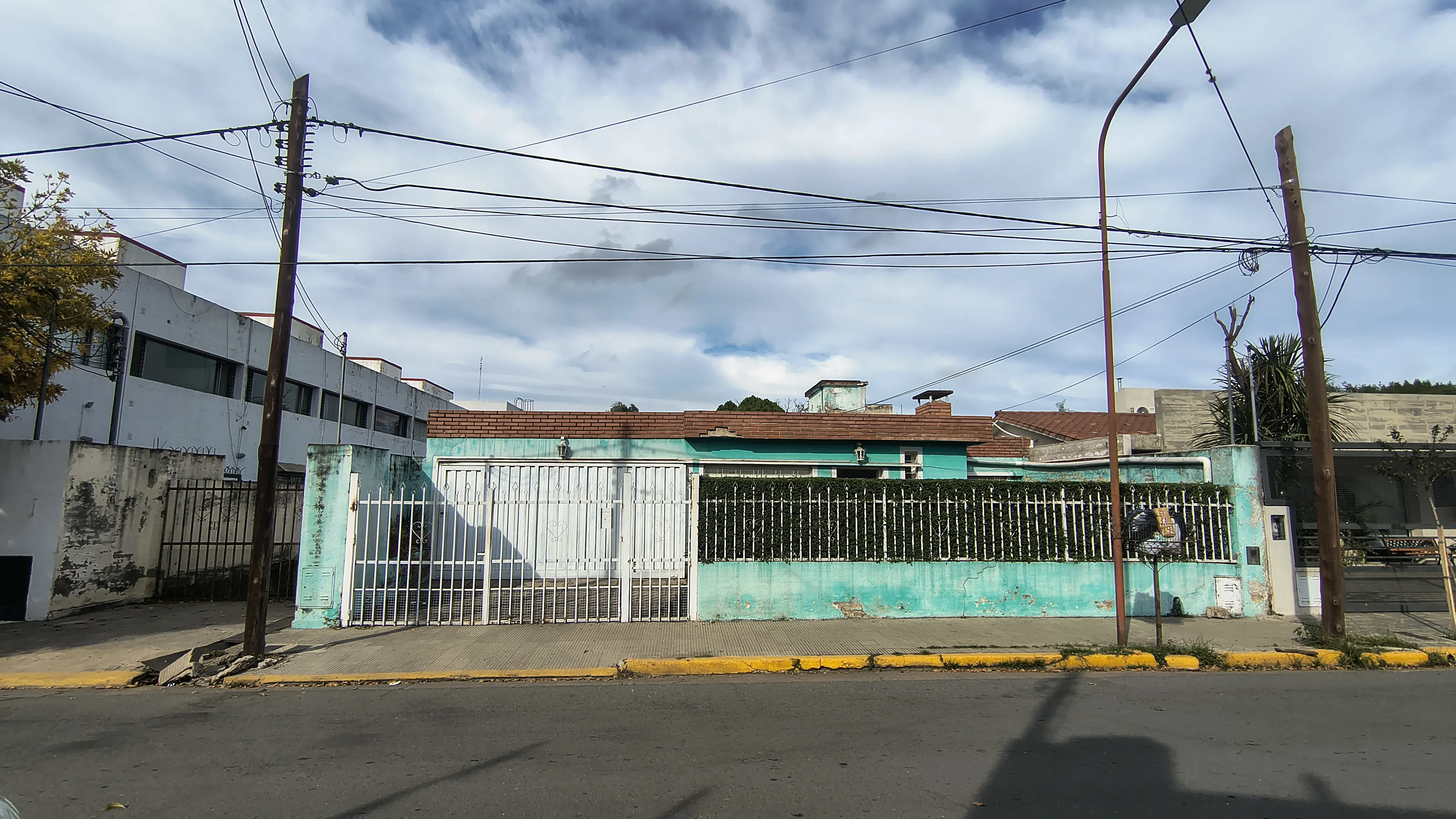 Propiedad con 3 Viviendas Independientes en Excelente Ubicación