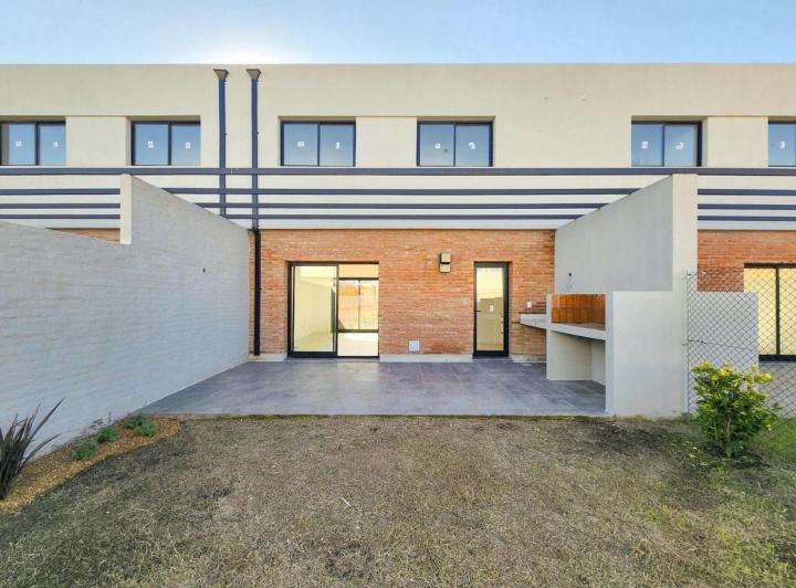 Casa · 94m² · 4 Ambientes · 1 Cochera