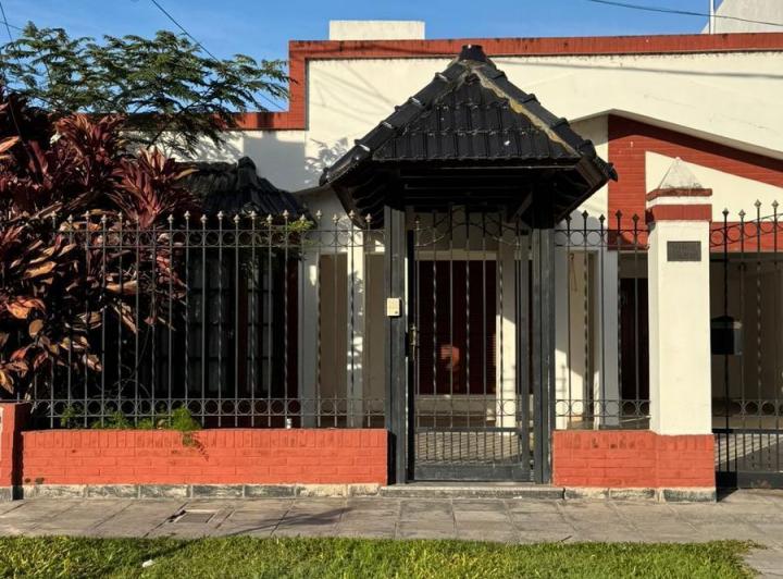 Casa · 208m² · 4 Dormitorios · 2 Cocheras