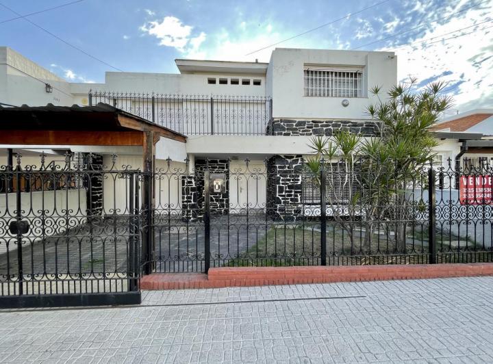 Casa · 265m² · 10 Ambientes · 2 Cocheras