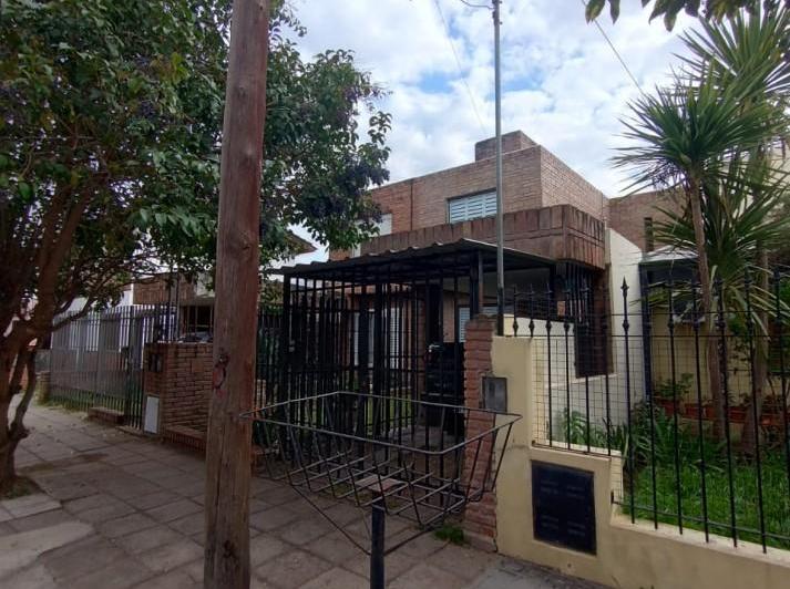 Casa · 108m² · 6 Ambientes · 1 Cochera