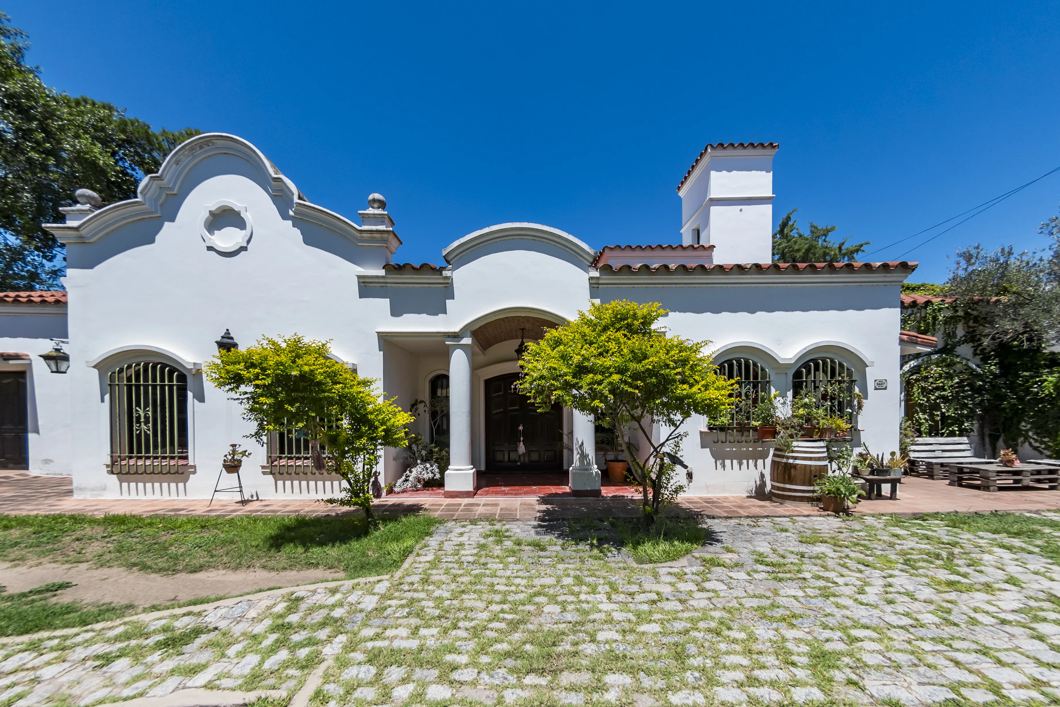 Casa en alquiler | Uso comercial | Villa Belgrano | 476 m² cubiertos | 1.570 m² de terreno