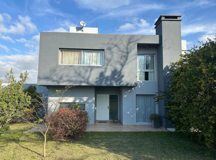 Casa · 454m² · 8 Ambientes · 2 Cocheras
