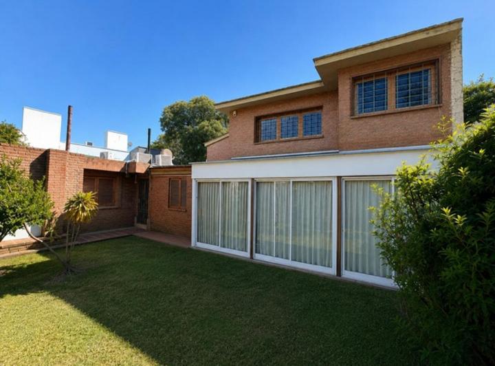 Casa · 250m² · 6 Ambientes · 2 Cocheras