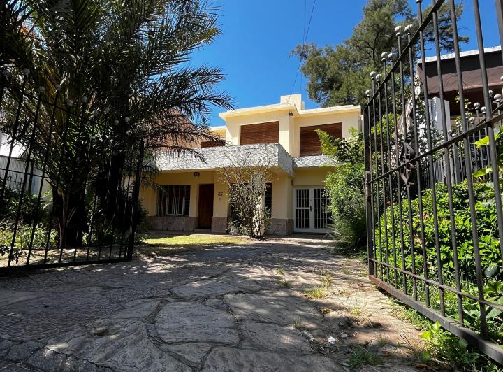 Casa · 180m² · 8 Ambientes · 2 Cocheras