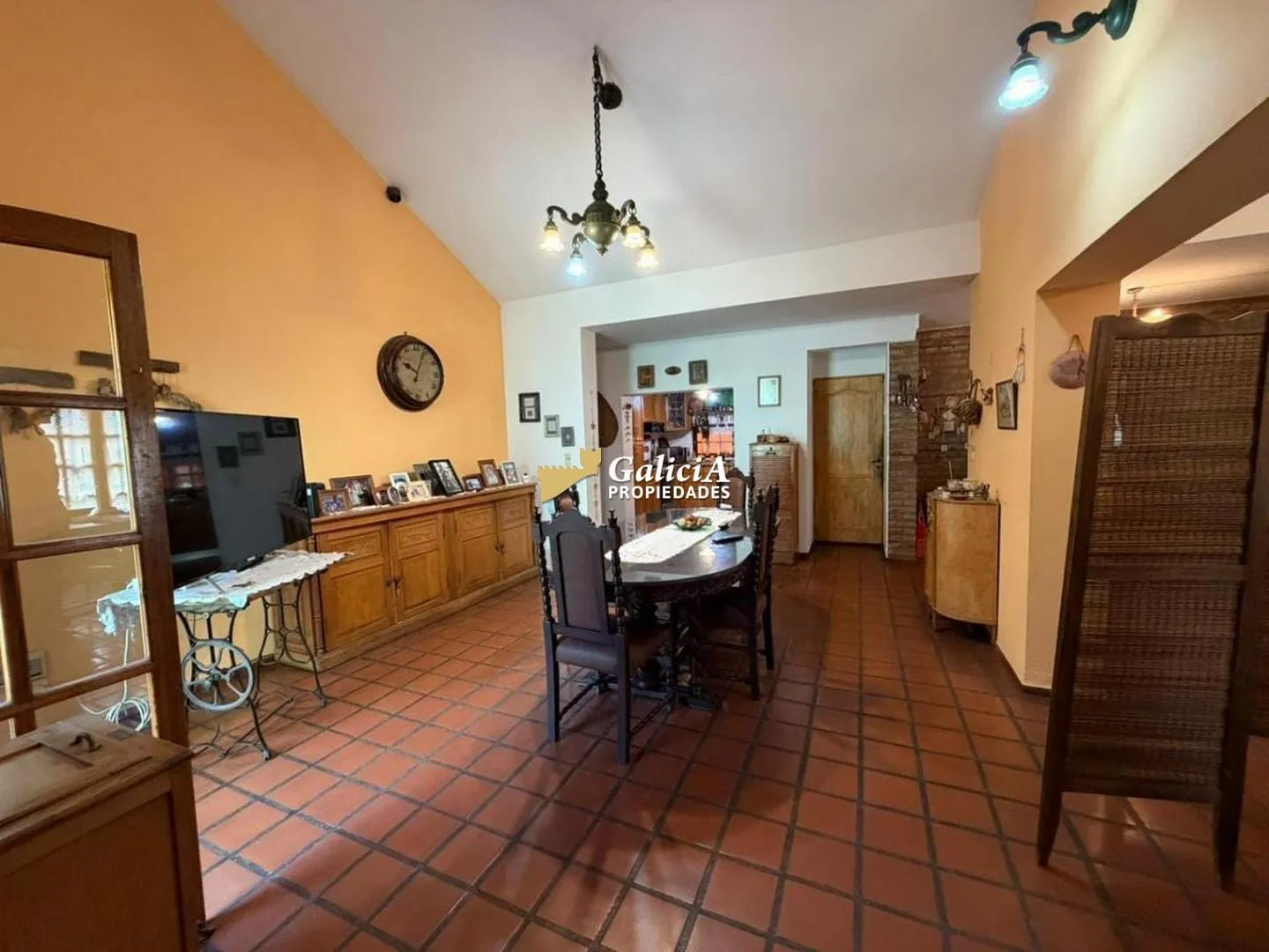 Casa en Venta Bº Villa Belgrano – 4 Dorm., Pileta y gran lote