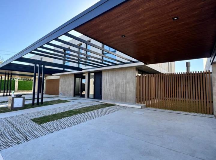 Casa · 180m² · 6 Ambientes · 2 Cocheras