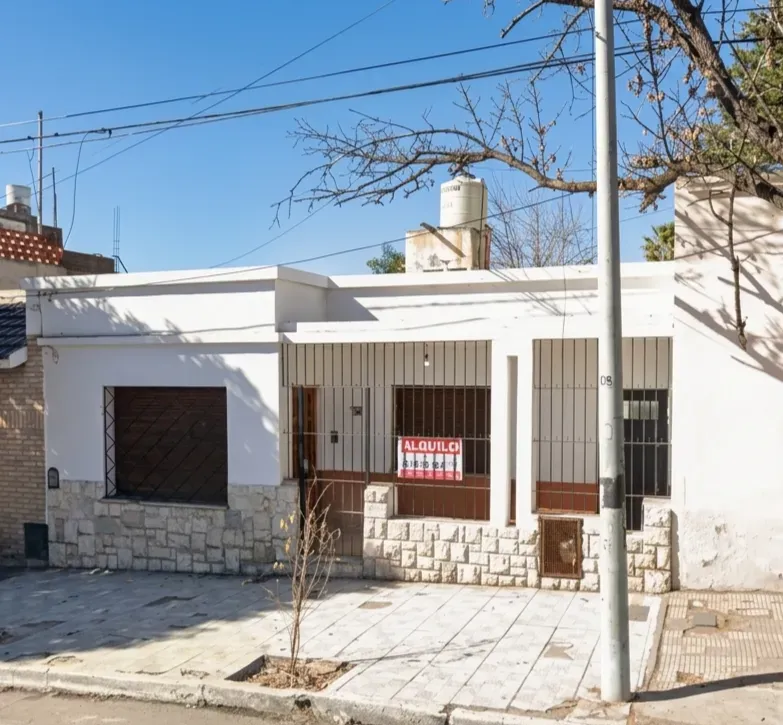 Alquilo casa tres dormitorios con patio, Barrio San Vicente