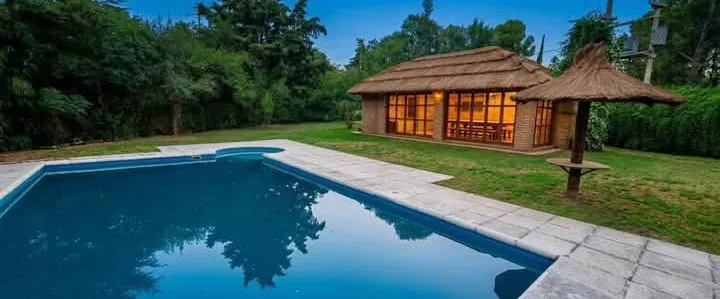 Vendo hermosa casa con pileta y quincho en Tanti