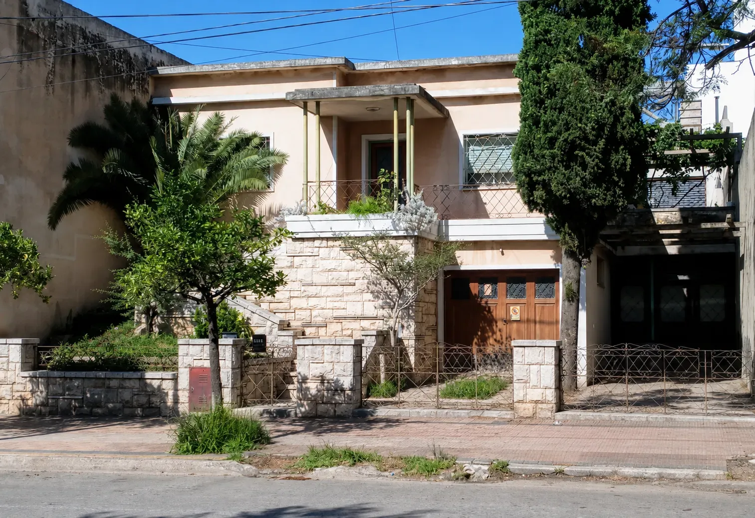 Vendo casa dos dorm. con galpón/garage 6 autos y 2 dptos B° Pueyrredón