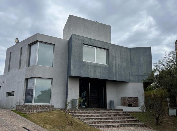 Casa · 300m² · 5 Ambientes · 3 Cocheras