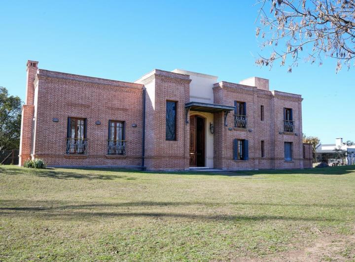Casa · 2050m² · 8 Ambientes · 2 Cocheras