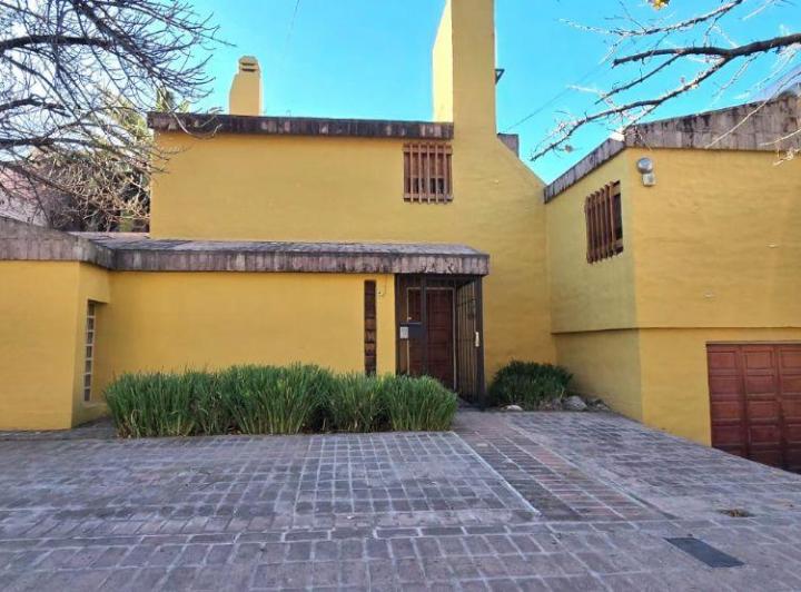 Casa · 260m² · 9 Ambientes · 1 Cochera