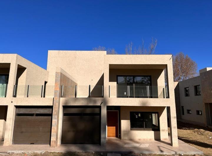Casa · 139m² · 2 Ambientes · 1 Cochera