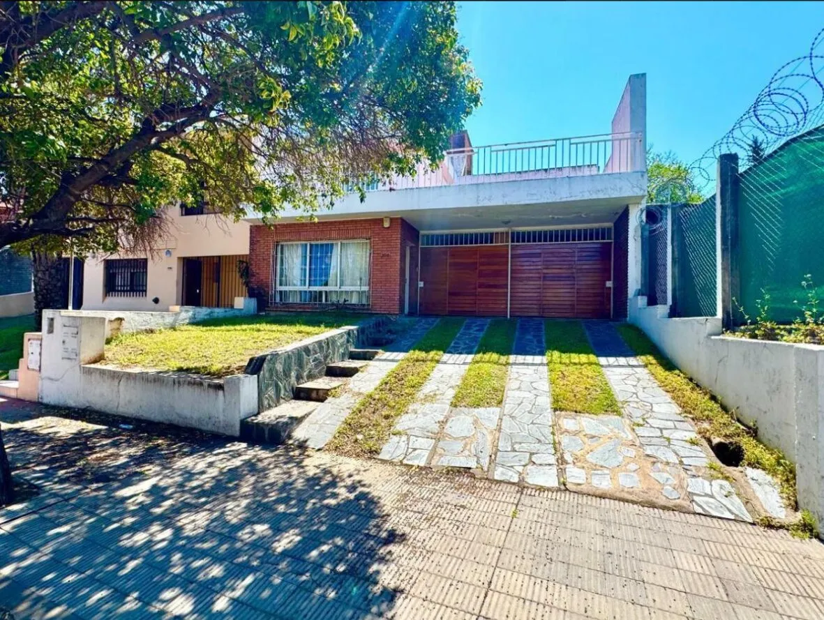 Casa 3 Dorm. en Venta B° Parque Chacabuco Escritura Apto Credito Cochera Doble P...