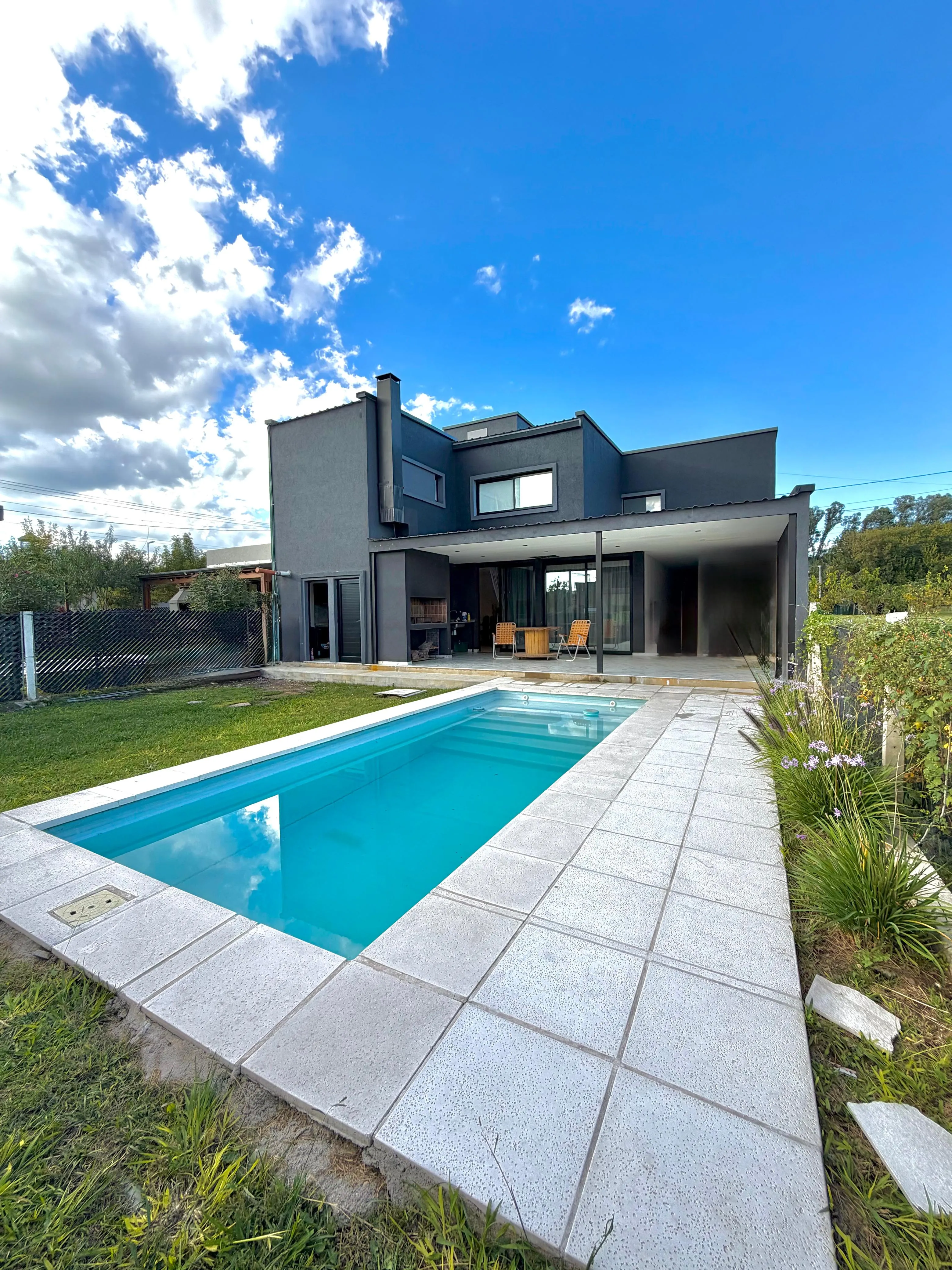 Venta: Casa - 4 Dormitorios - Pileta y Patio - Tejas 4 - Malagueño