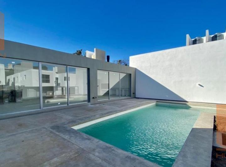 Casa · 158m² · 4 Ambientes · 2 Cocheras