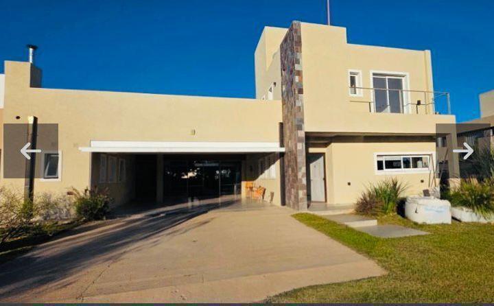 Casa · 245m² · 3 Dormitorios · 2 Cocheras
