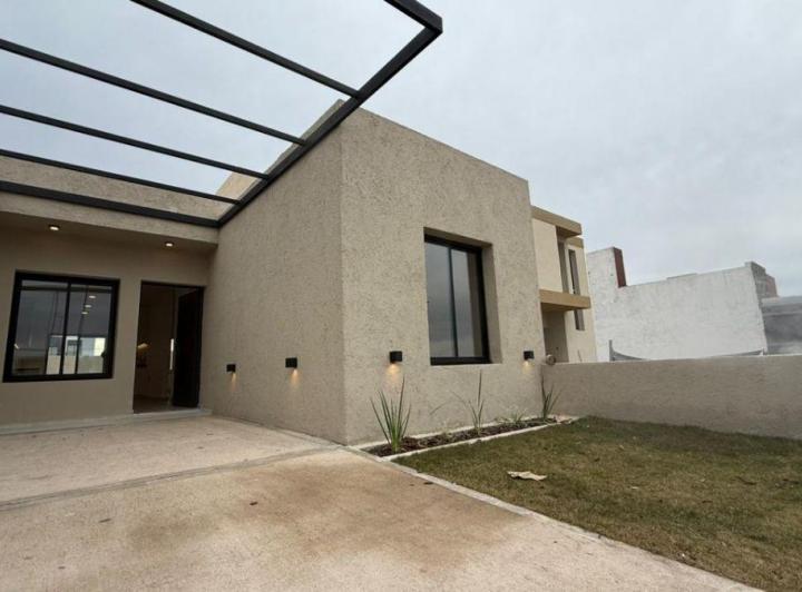 Casa · 70m² · 4 Ambientes · 1 Cochera