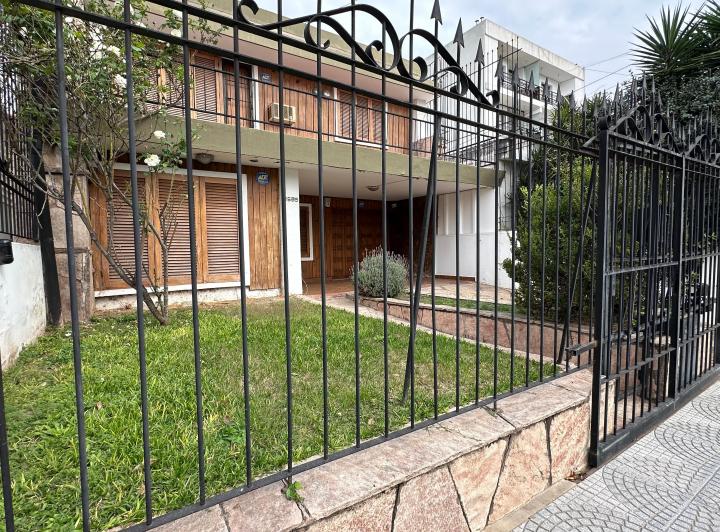 Casa · 246m² · 5 Dormitorios · 2 Cocheras