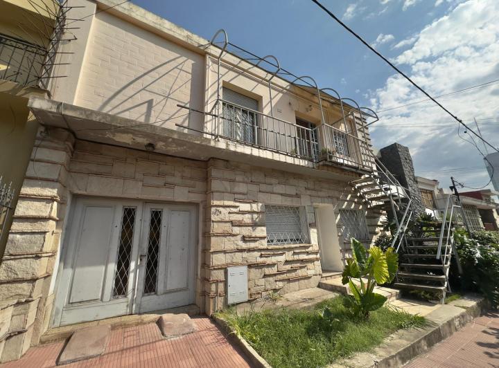 Casa · 215m² · 13 Ambientes · 1 Cochera