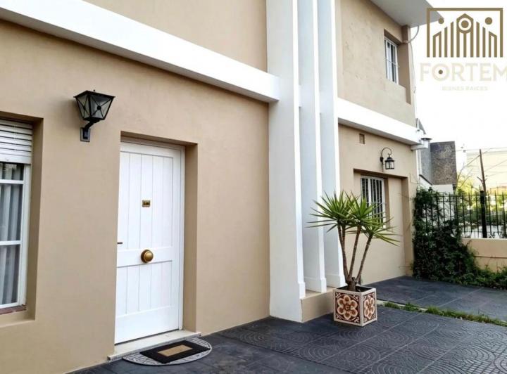 Casa · 180m² · 8 Ambientes