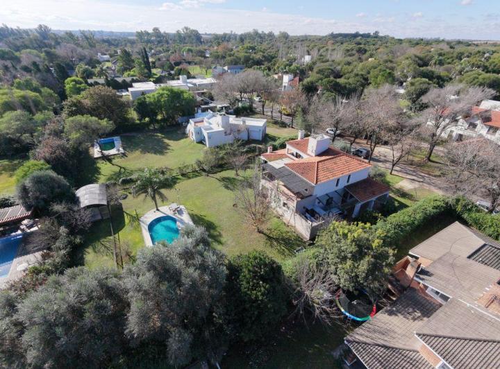 Casa · 345m² · 8 Ambientes · 2 Cocheras