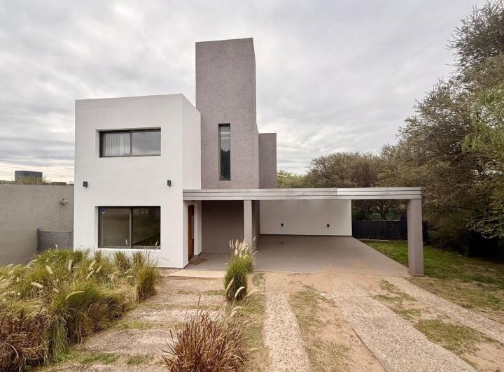 Casa · 160m² · 4 Ambientes · 2 Cocheras