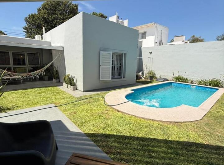 Casa · 300m² · 4 Ambientes · 3 Cocheras