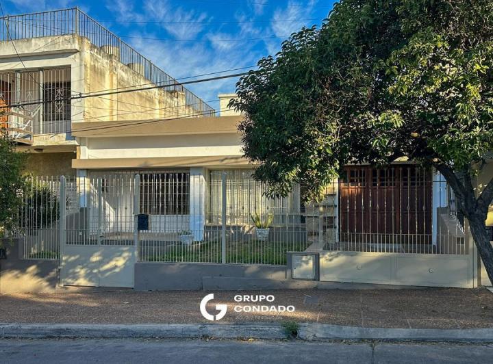 Casa · 230m² · 8 Ambientes · 1 Cochera