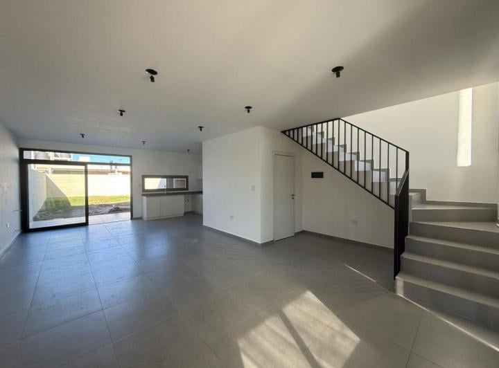 Casa · 180m² · 4 Ambientes · 2 Cocheras