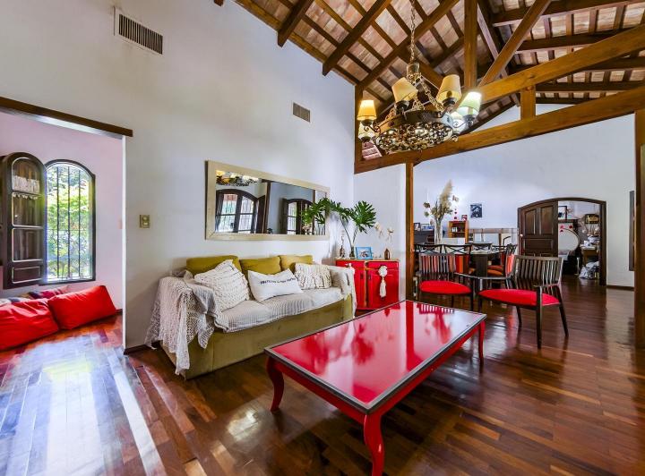 Casa · 1570m² · 10 Ambientes · 3 Cocheras
