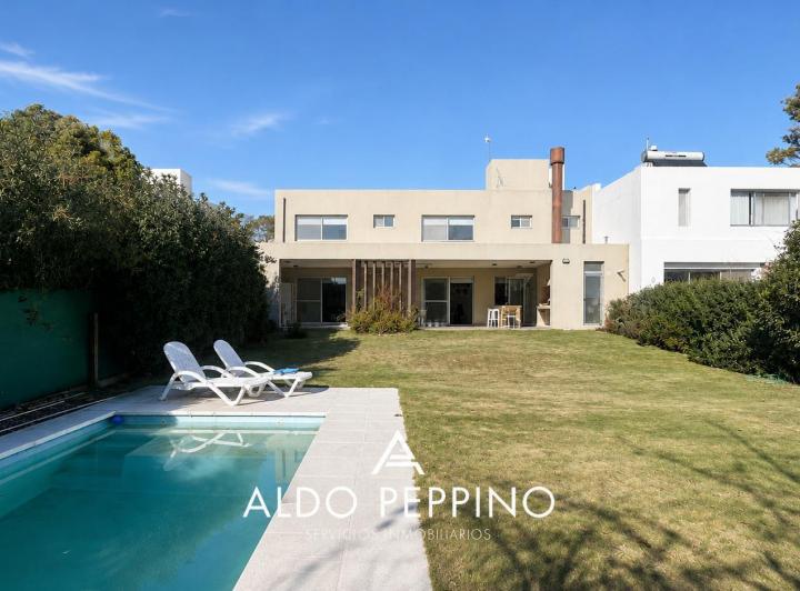 Casa · 289m² · 3 Ambientes · 2 Cocheras