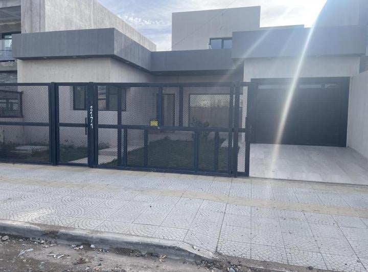 Casa · 4 Ambientes · 1 Cochera