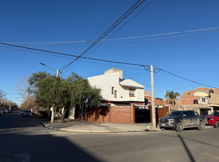 Casa · 95m² · 4 Ambientes · 1 Cochera
