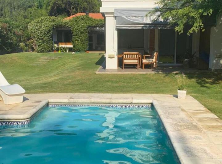 Casa · 323m² · 3 Dormitorios