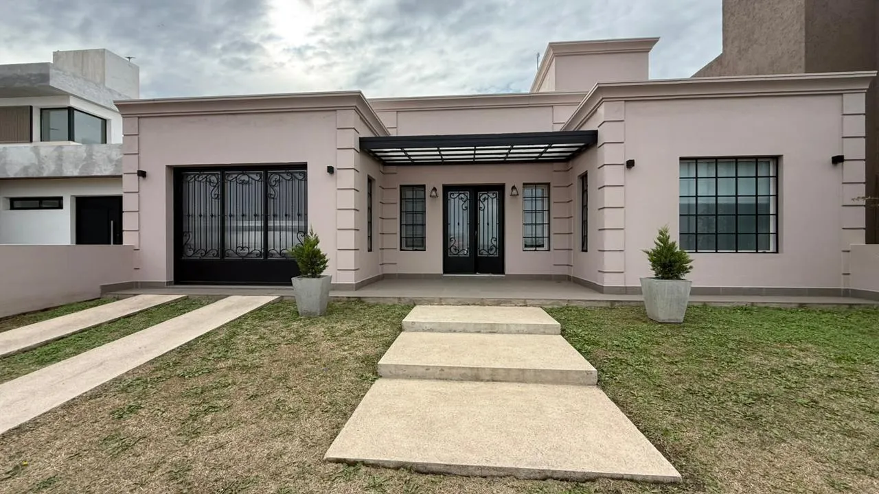 CASA 2 DORMITORIOS, 3 BAÑOS, TODO EN PLANTA BAJA, AMOBLADA, SOLARES DE MANANTIALES