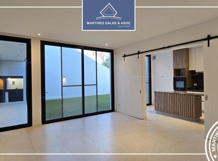 Casa · 220m² · 4 Ambientes · 2 Cocheras