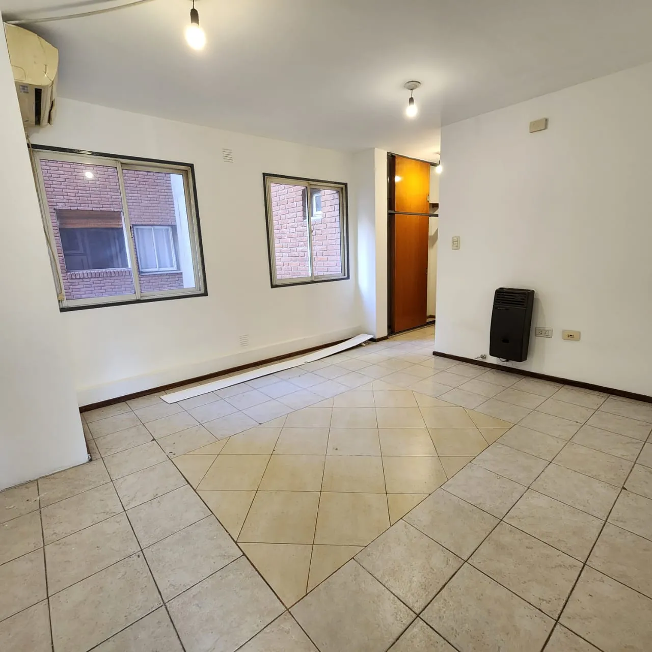 Barrio NUEVA CORDOBA. Rondeau 74. MUY LUMINOSO! Piso 5 orient norte, 1 dor con placar, cocina separada, living comedor con aire split y calefactor. Gas natural y energía conectados.