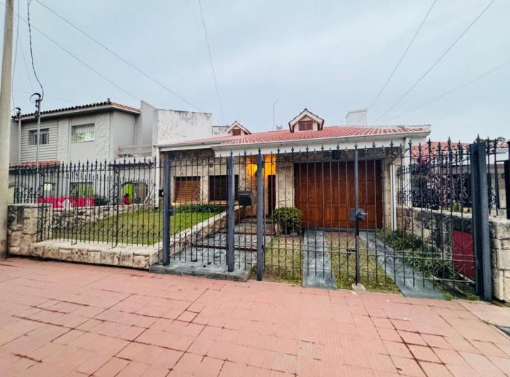 Casa · 350m² · 8 Ambientes · 2 Cocheras