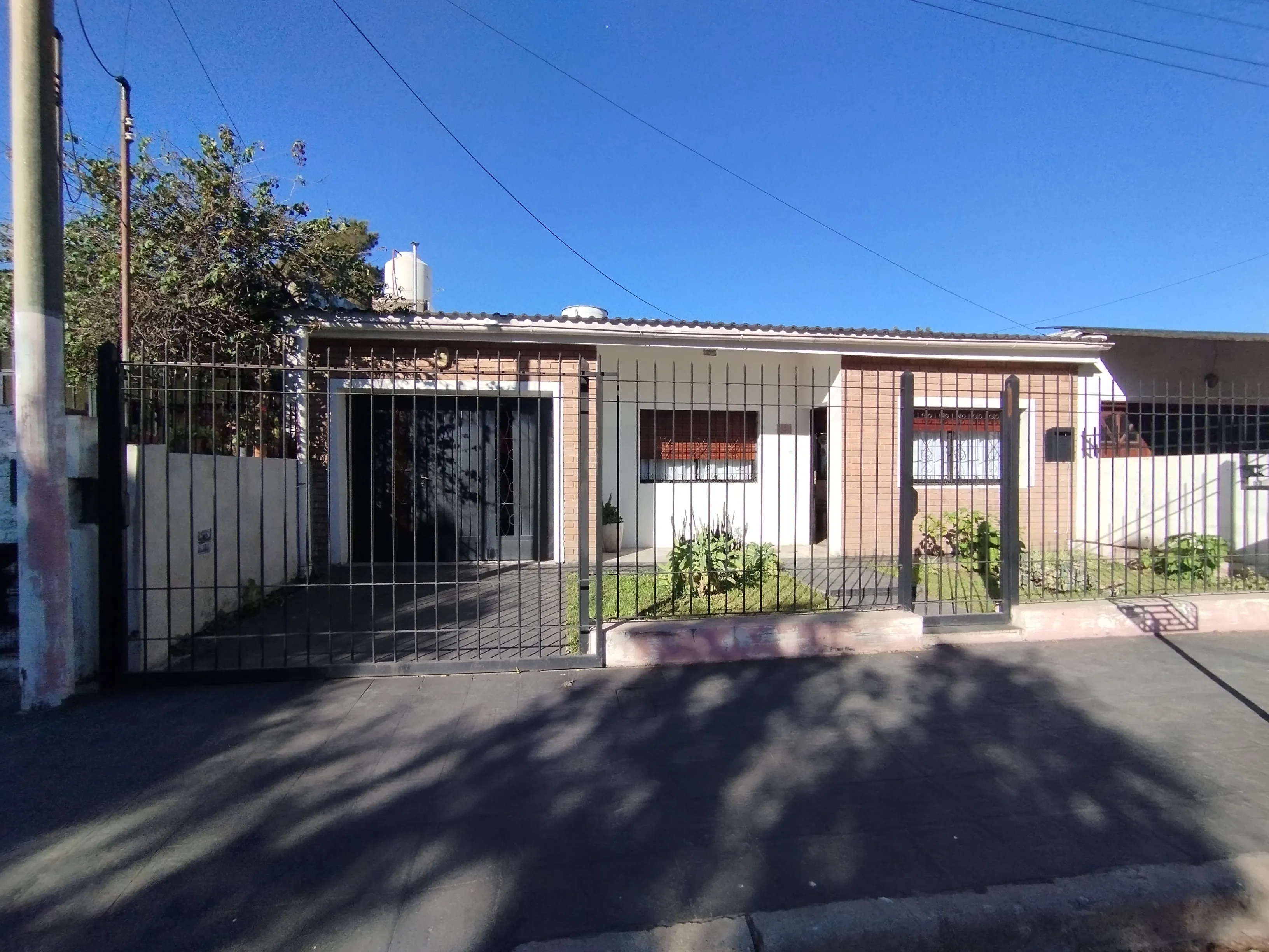 🏡 Casa 3 Dormitorios con Patio Asador y Garage – B° Los Gigantes