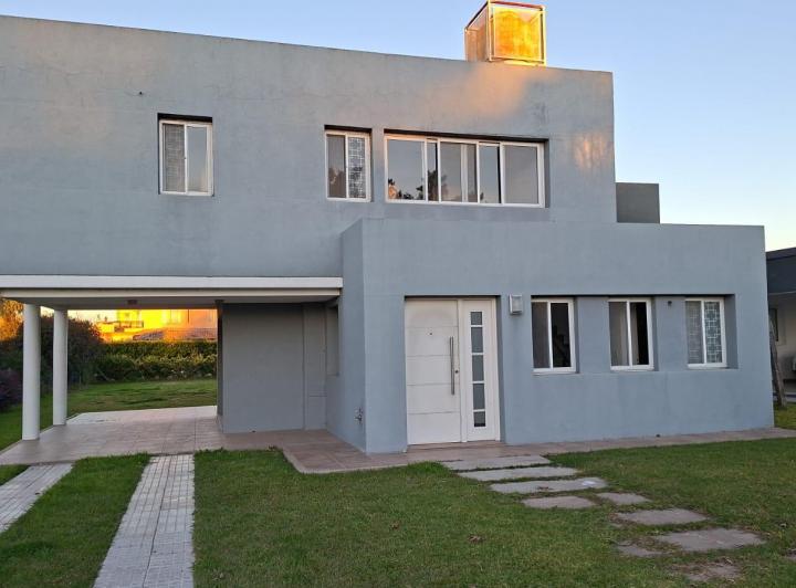 Casa · 180m² · 3 Dormitorios · 1 Cochera