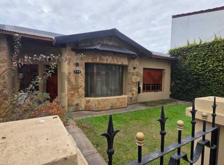 Casa · 196m² · 5 Ambientes · 1 Cochera