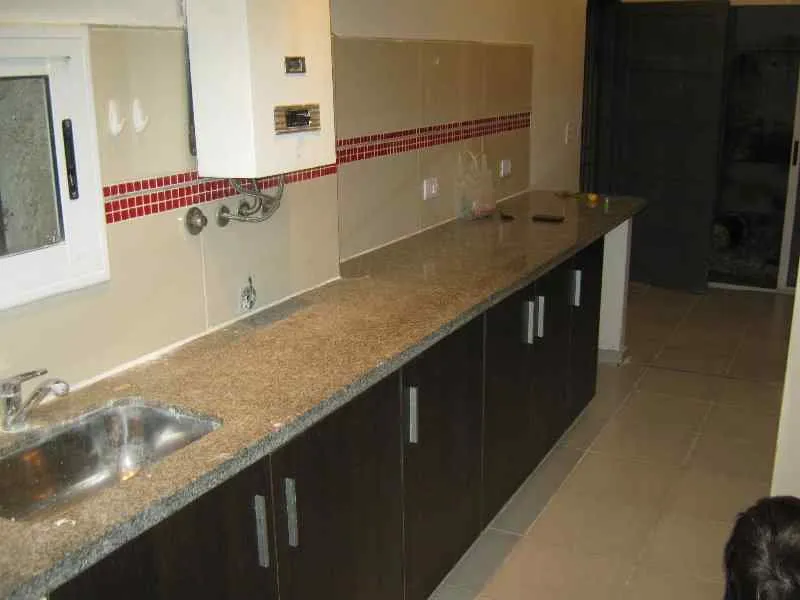 Amplia casa Un dormitorio con patio jardín y escritorio, Bº Ferroviario