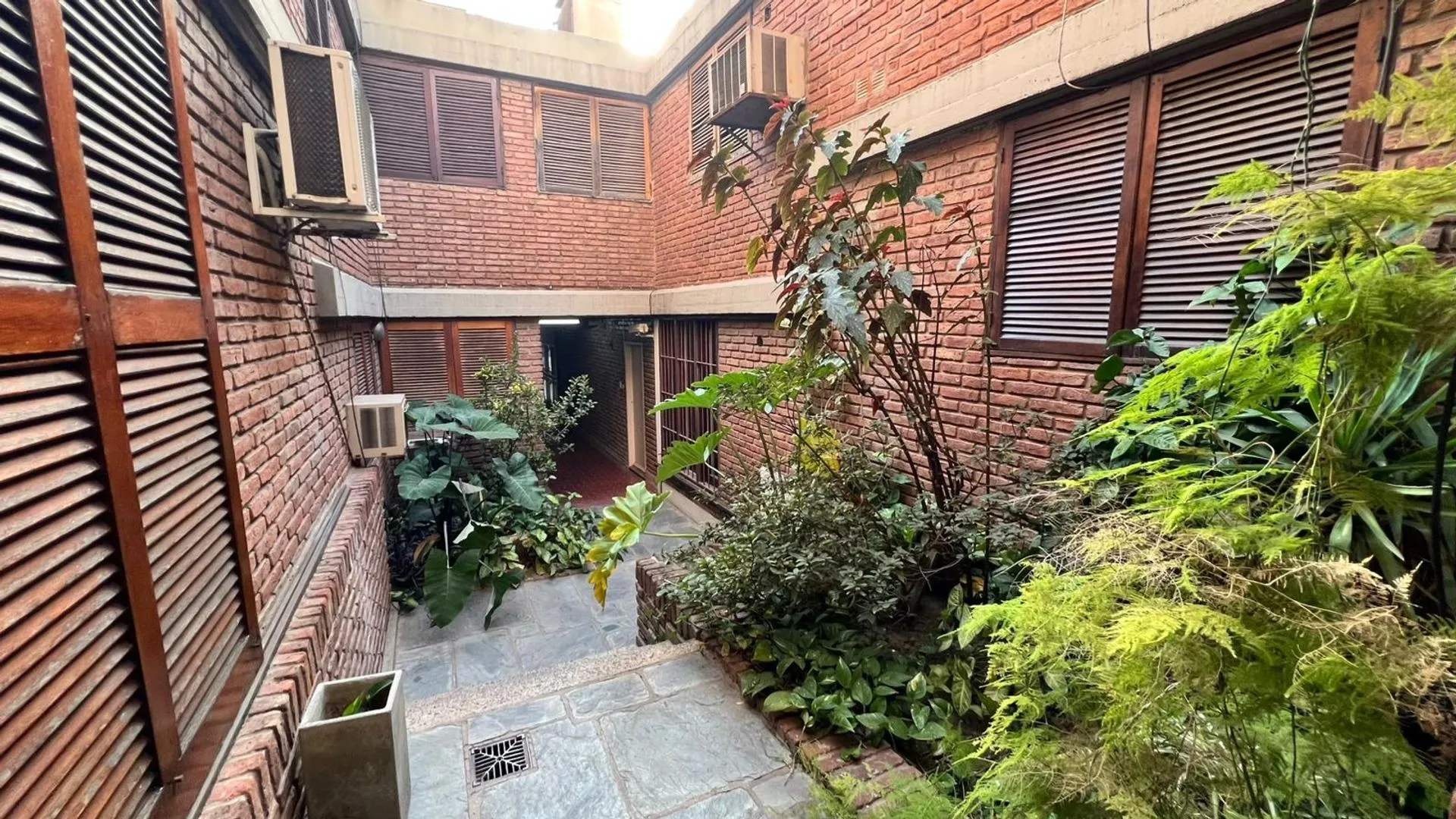 VENDO Departamento 2 Dormitorios y Patio - B° Centro