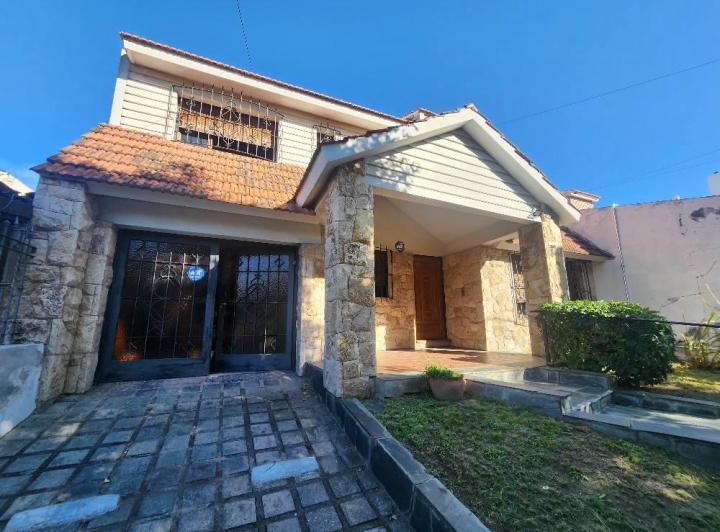 Casa · 300m² · 7 Ambientes · 3 Cocheras