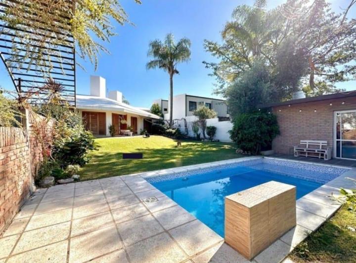 Casa · 400m² · 7 Ambientes · 2 Cocheras